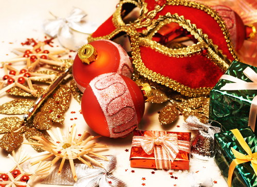 Новогодние акссесуары (карнавальные маски, игрушки, колокольчики, снежинки и другое) напрямую связаны с Рождеством ellа1977