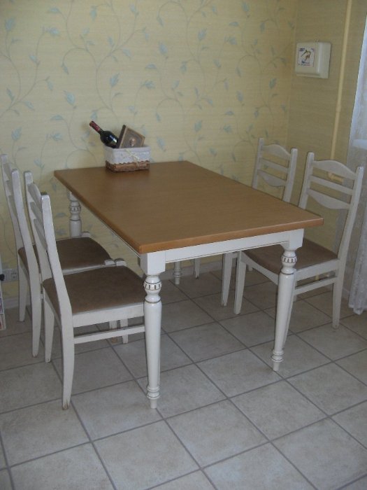 Стол тира 2 2. Обеденный стол торцом у стены. Только стол.