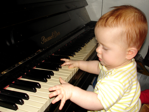 Дочке 1 год, а она уже на пианино играет! Разве это не Волшебство?;) Кэролайн