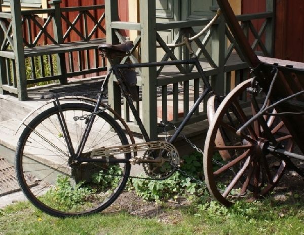Старый велосипед времён войны, чем не ретро?
 Dan-Mart