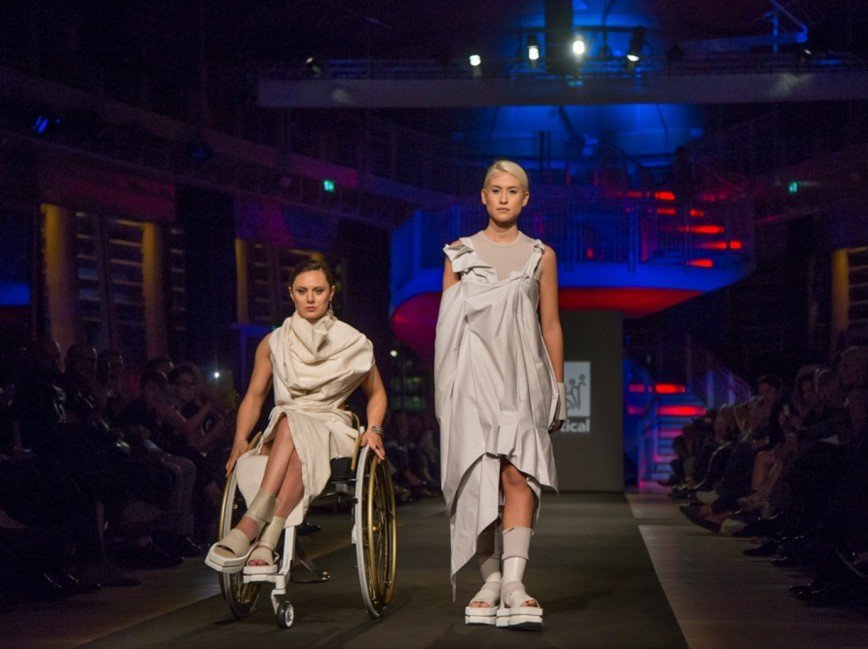 Модели на колясках стали участницами показа мод в Милане
