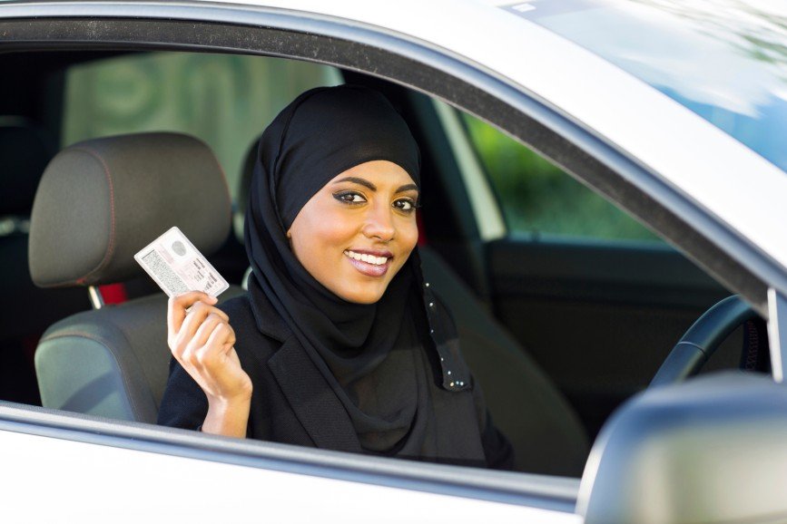 Женщинам Саудовской Аравии, вопреки шариату, разрешили сесть за руль