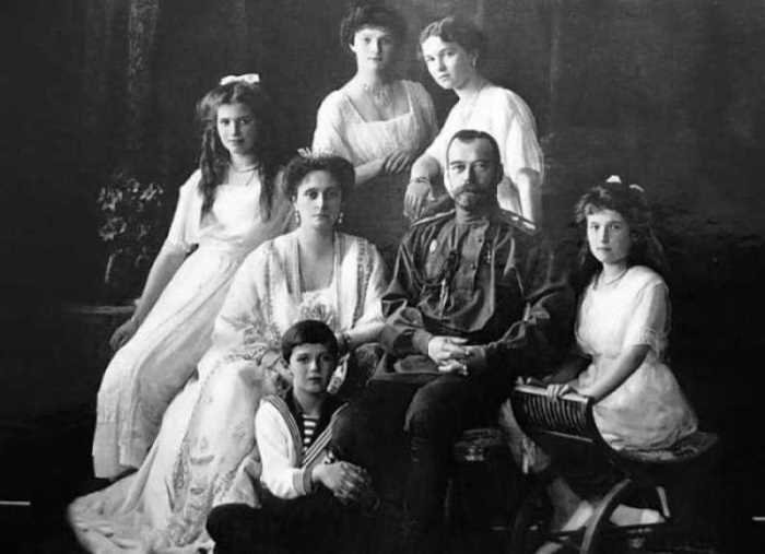  Рождество в семье Романовых: жених, привязанный к елке, и другие царские подарки