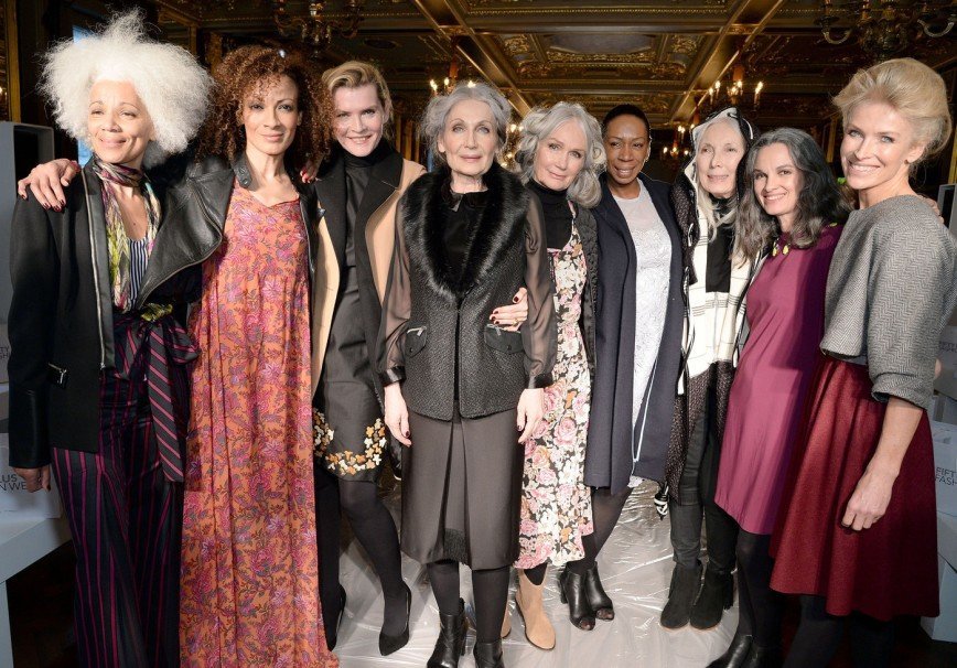В Лондоне состоялся показ мод для женщин за 50