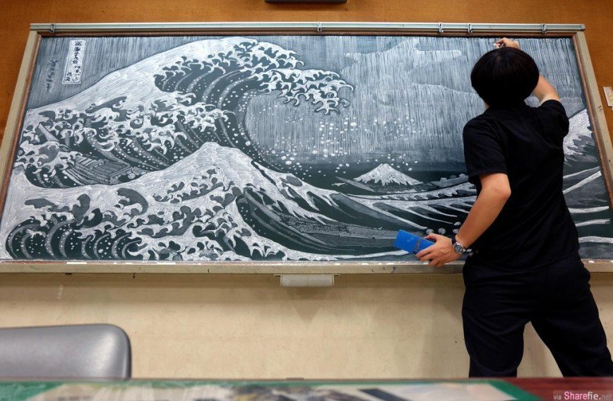  Японский учитель рисует шедевры мелом на школьной доске 