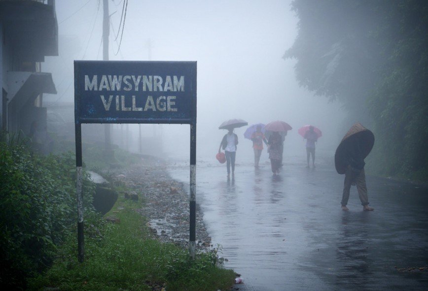 Самые влажные территории на земле. Маусинрам Мегхалая. Черрапунджи Индия самое влажное место на земле. Штат Мегхалая в Индии. Деревня Маусинрам Индия.