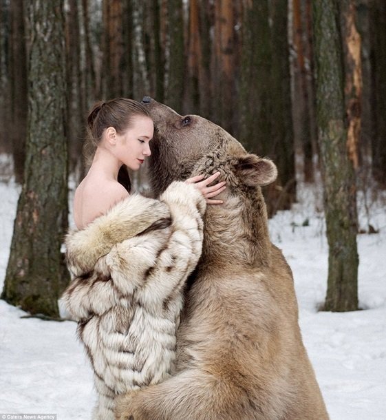 Уникальная фотосессия девушек с бурым медведем
