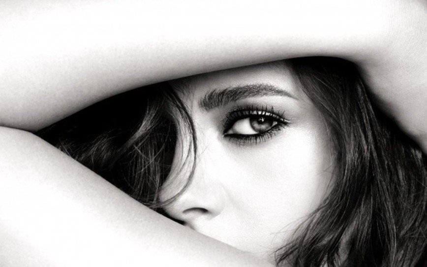 Кристен Стюарт в рекламе коллекции макияжа для глаз от Chanel