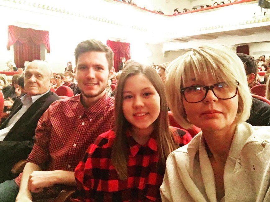 Юлия Меньшова всей семьей на премьере бабушки