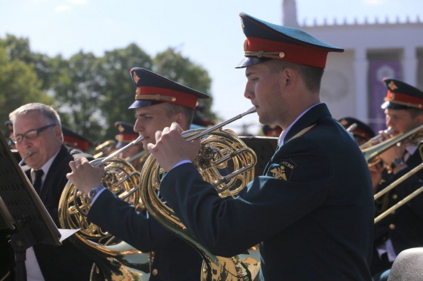 В парках Москвы все лето будут играть военные оркестры