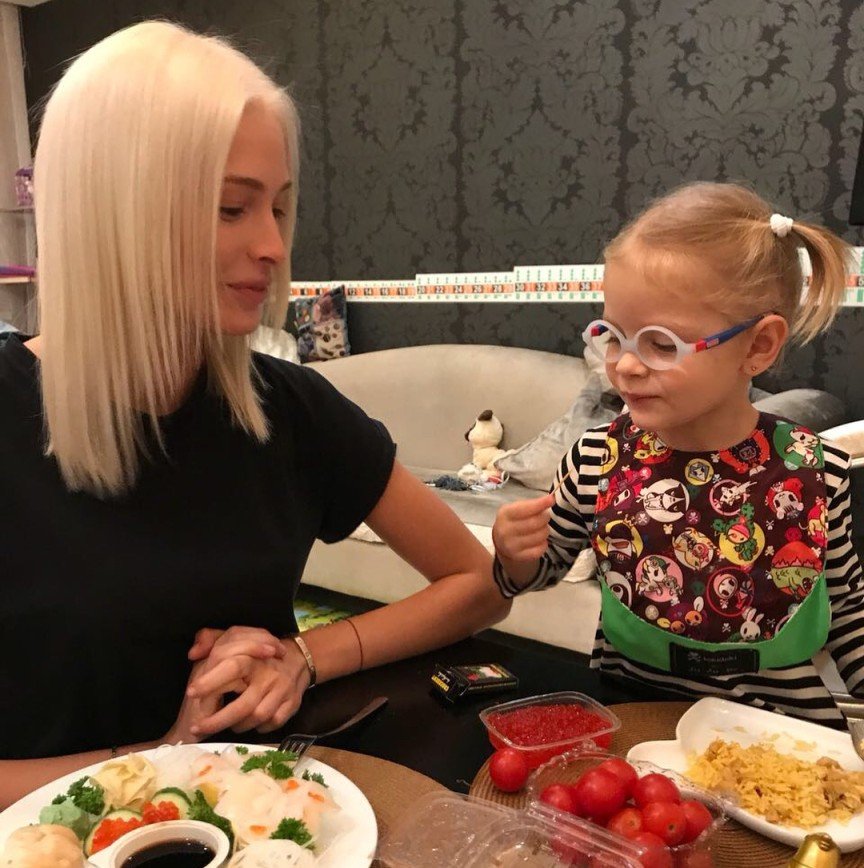 "Телефон ей дороже": Алену Шишкову считают невнимательной к дочери