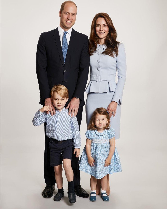 «Шарлотта — копия прабабушки»: новое рождественское фото семьи принца Уильяма