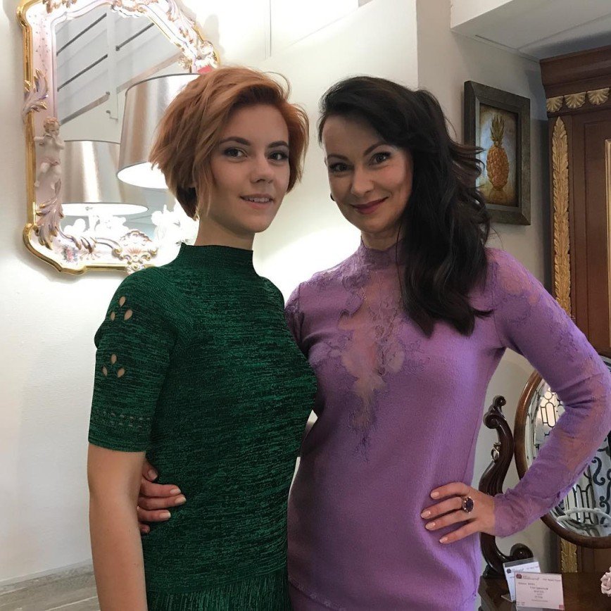 Как сестрёнки: Нонна Гришаева появилась на премьере с дочерью