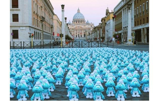 День смурфиков: голубые гномы на улицах Рима    