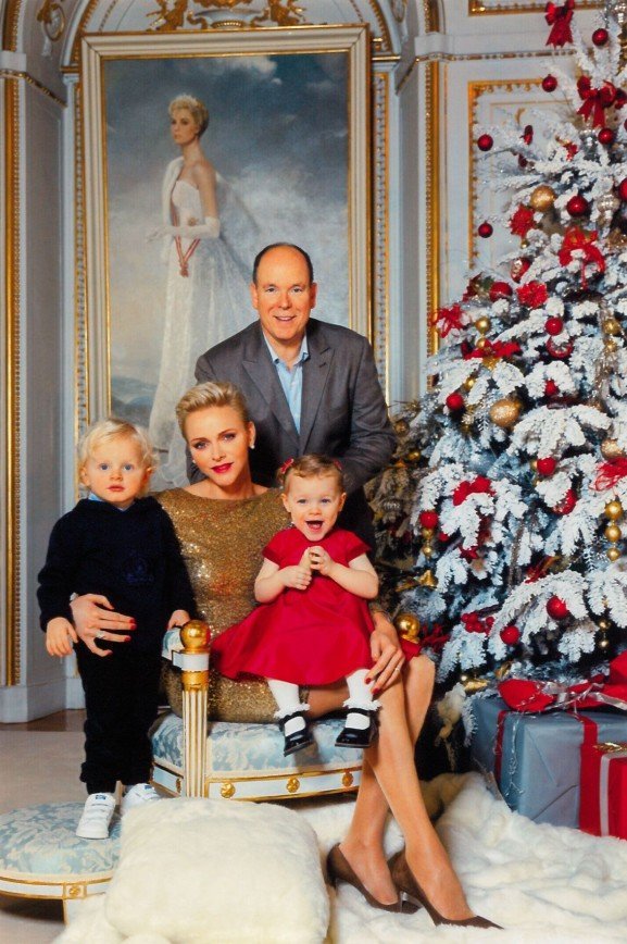 Князь Монако и княгиня Шарлен с детьми  поздравили подданных с Рождеством