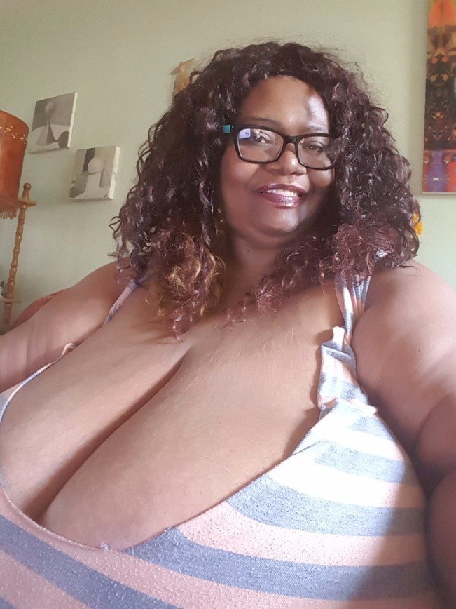 Женщина с самой большой в мире грудью заработала состояние на ее показе