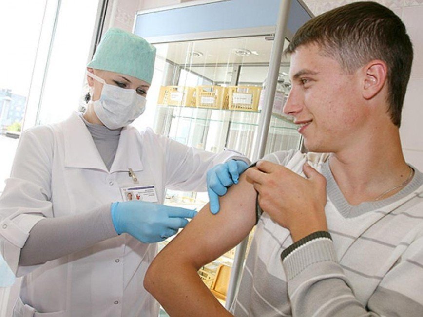 Мужчине делают прививку. Вакцинация от гриппа. Прививки от гриппа. Фото прививки. Прививка от гриппа фото.