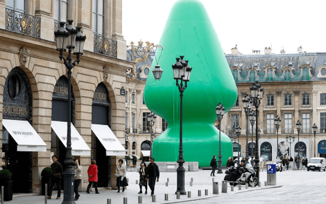 Надувная ёлка в Париже похожа на секс-игрушку