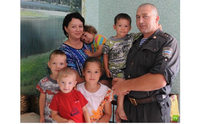 Полицейский  спас и усыновил двоих детей