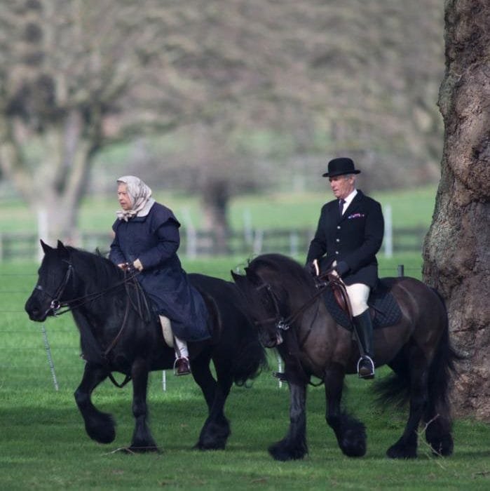 90-летняя королева  Елизавета II прокатилась на пони