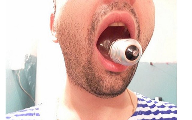 Как вытащить лампочку изо рта без травматолога