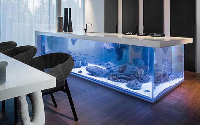  Огромный аквариум, встроенный в кухонный остров