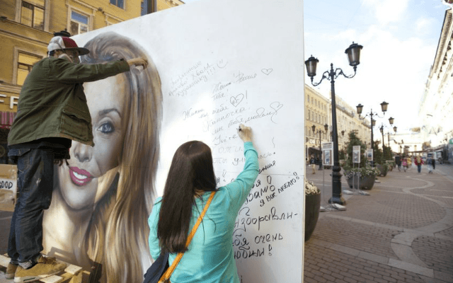 В Питере появился огромный портрет Жанны Фриске