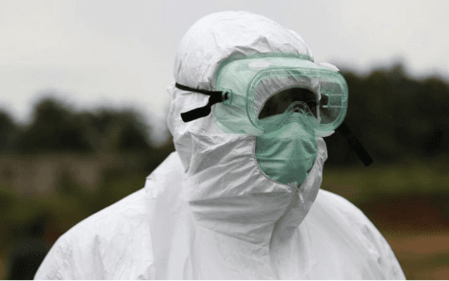Популярные наряды на Хэллоуин - защитный костюм от Эболы