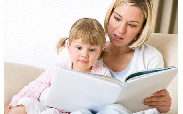 Мама читает ребенку книжку красивое фото