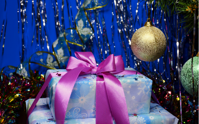 Британцам советуют покупать рождественские подарки в России