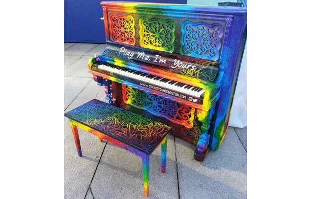 Яркие пианино на улицах городов