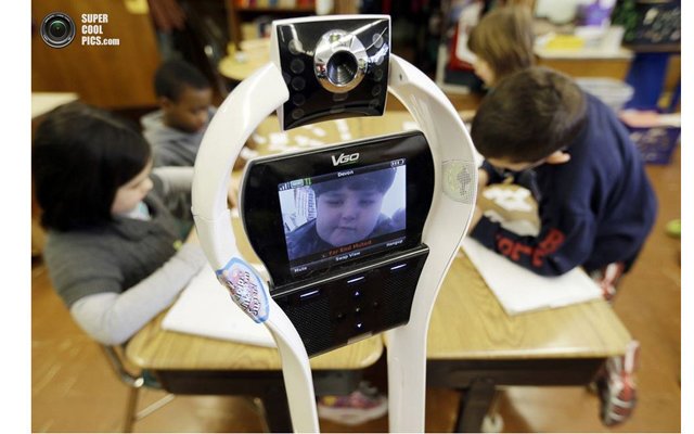  Робот  ходит в школу вместо больного мальчика