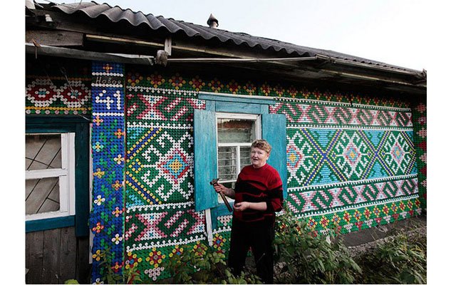 Деревенский дом с фасадом-мозаикой из бутылочных крышек.