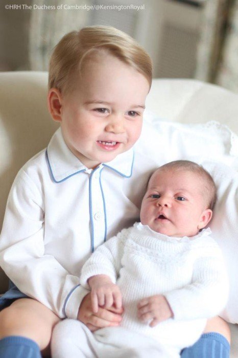 Опубликованы первые официальные фото британской принцессы Шарлотты