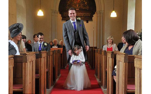 Четырехлетняя девочка проводила невесту к алтарю