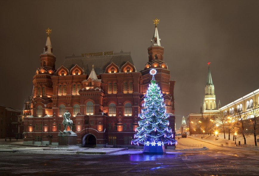 Елку у стен Кремля установят 18 декабря
