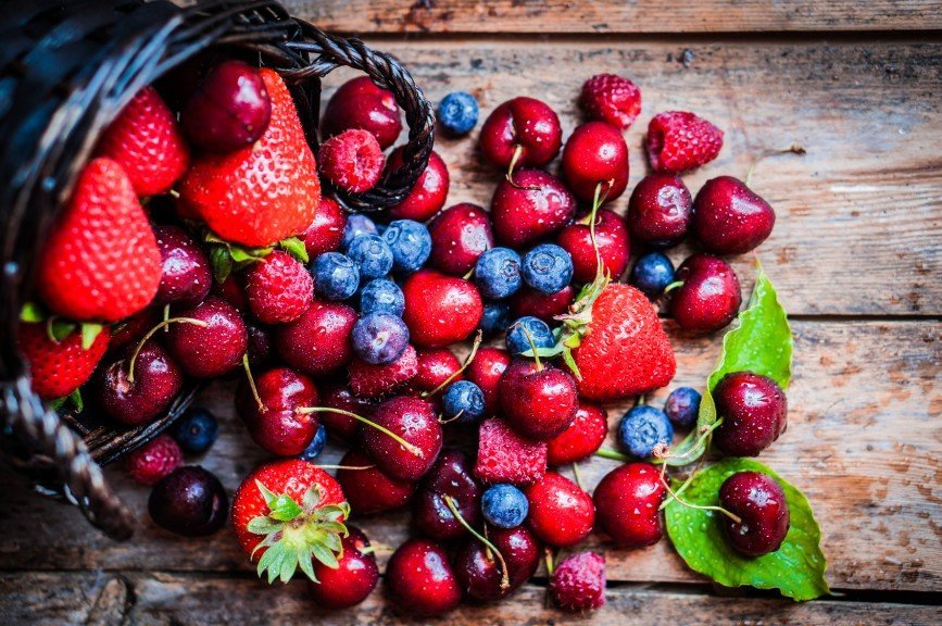 Эксперты назвали самые «грязные» ягоды 