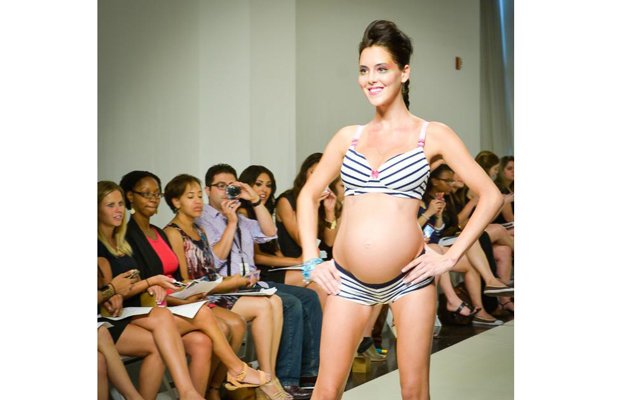 Накануне родов беременные модели вышли на подиум