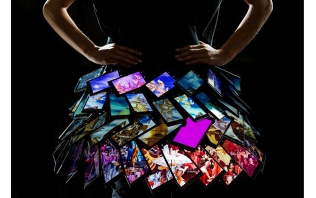 Создана первая в мире юбка из смартфонов