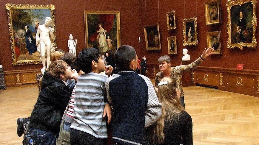 Дети посетители в музее. Посетитель музея. Посещение музея. Посещать музей.