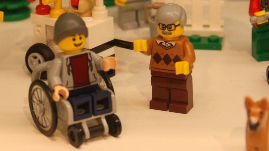 В Lego появилась фигурка человечка в инвалидном кресле