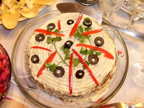 Печёночный торт украшенный маслинами