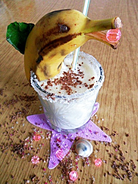 Рецепт:
мороженое, молоко, бананы - все взбить и украсить половинкой банана в виде дельфина и шоколадом. yulenka