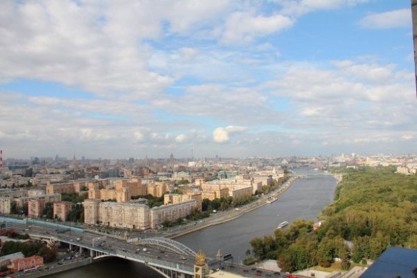В Москве протекают десятки рек и над многими из них есть построенные мосты и мостики. Есть ещё мосты-путепроводы, мосты через овраги и другие сооружения. В действительности, мостов в городе больше 450. Большинство из них не несут какой-либо архитектурной и художественной ценности, а используются лишь для перемещения людей и автомобилей с берега на берег. Мне кажется, что сегодня пришло время наводить мосты общения и взаимопонимания между людьми, сейчас их москвичам иногда очень не хватает. sheila1997