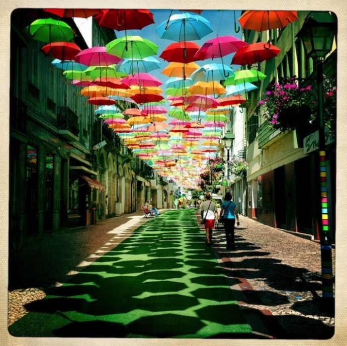 Разноцветные зонтики на улицах Португалии 