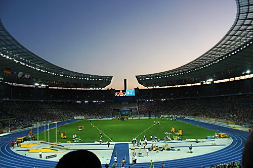 Олимпийский стадион в Берлине (Германия): построен в честь летних олимпийских игр 1936 года .Ещё Гитлер использовал постройку этого стадиона, как возможность пропаганды фашистской Германии.На данный момент стадион является (после четырёхлетней реставрации) не только мировым спортивным комплексом для интернационального
 и немецкого футбола, но  и популярным местом для различных концертов и культурных мероприятий.  В этот мультифункциональный стадион помещается более  чем 74 тысячи зрителей.
http://ru.wikipedia.org/wiki/%D0%9E%D0%BB%D0%B8%D0%BC%D0%BF%D0%B8%D0%B9%D1%81%D0%BA%D0%B8%D0%B9_%D1%81%D1%82%D0%B0%D0%B4%D0%B8%D0%BE%D0%BD_(%D0%91%D0%B5%D1%80%D0%BB%D0%B8%D0%BD) ღAssaღ
