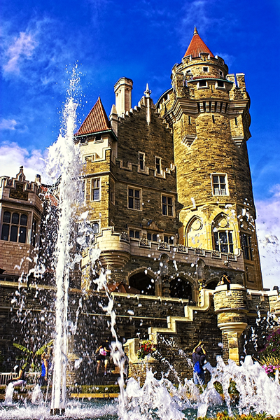 Каса Лома (Casa Loma) — неоготический замок в канадском городе Торонто.
https://ru.wikipedia.org/wiki/%D0%9A%D0%B0%D1%81%D0%B0_%D0%9B%D0%BE%D0%BC%D0%B0 ღAssaღ