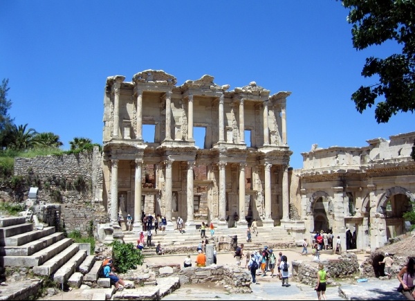 Сохранившийся до наших дней фасад библиотеки Цельсия находится в древнем городе Эфесе на западном побережье Малой Азии. Библиотека была построена во 2 в.н.э., во времена римского императора Адриана и хранила в себе около 12 тыс. пергаментных свитков. В 260 г. здание пострадало от пожара. http://ru.wikipedia.org/wiki/%D0%95%D1%84%D0%B5%D1%81 Stepanidaღ♥ღ