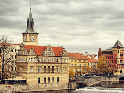 Чехия, Прага. Немного слева - Староместная водонапорная башня. Построена она была в конце XVI века, в 1878 году к водонапорной башне была пристроена часовня, и уже к 1888 году на водонапорной башне возвели крышу в неоготическом стиле. Основным предназначением башни было наполнять водой большинство фонтанов в Старом городе.
http://www.czechlife.ru/praha_46.shtml
http://www.procz.ru/dostoprimechatelnosti-chehii/dostoprimechatelnosti-pragi/mala-ctrana/staromestskaya-vodonapornaya-bashnya.html Яшмолочк@