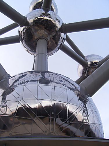 Атомиум в Брюсселе (Бельгия).Наряду с Эйфелевой башней в Париже, Атомиум в Брюсселе считается одним из самых известных сооружений в Европе.Построен Атомий в честь открытия всемирной выставки ЕХПО-58. Атомиум состоит из 9ти "шаров", диаметров в 18 м, по трубам, соединяющим эти "шары" можно спокойно передвигаться: по вертикальной только на скоростном лифте, который является самым быстрым в Бельгии, по другим трубам можно передвигаться 
или на эскалаторе или по лестнице. Из этих шаров можно смотреть на весь Брюссель: вид просто не забываемый. На данный момент в Атомиуме проходят различные выставки, концерты, вечеринки, школьники даже могут там ночевать:) Одним словом-впечатляет! Assa